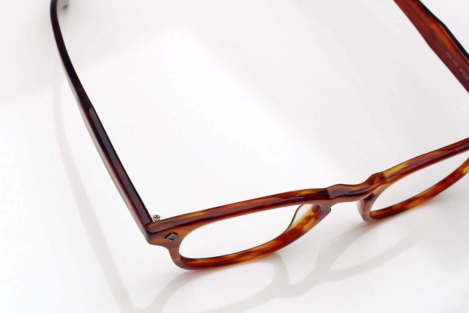 Garrett Leight California Optical 】 クラシックでも重たく見えない