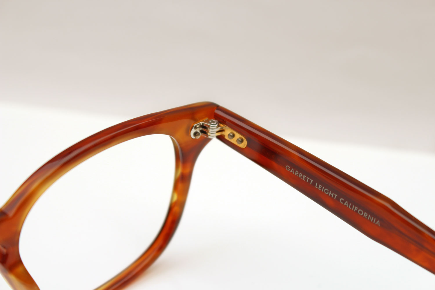 Garrett Leight California Optical 】 クラシックでも重たく見えない